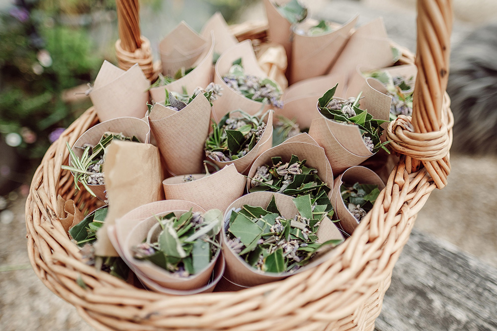 How to have a sustainable wedding - eco-friendly wedding confetti