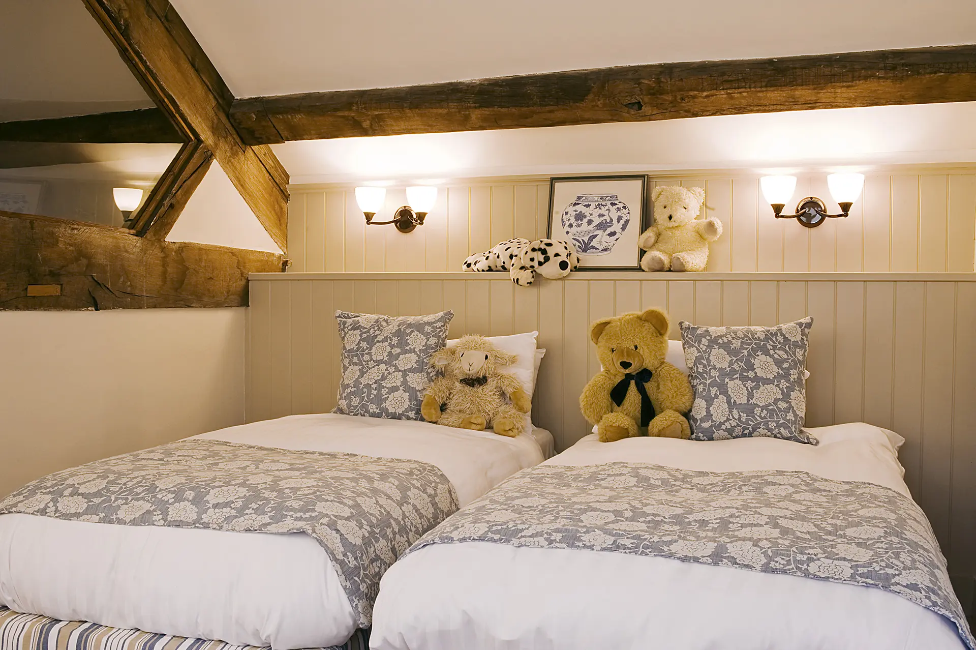 combermere abbey malbanc cottage twin bedroom with ensuite