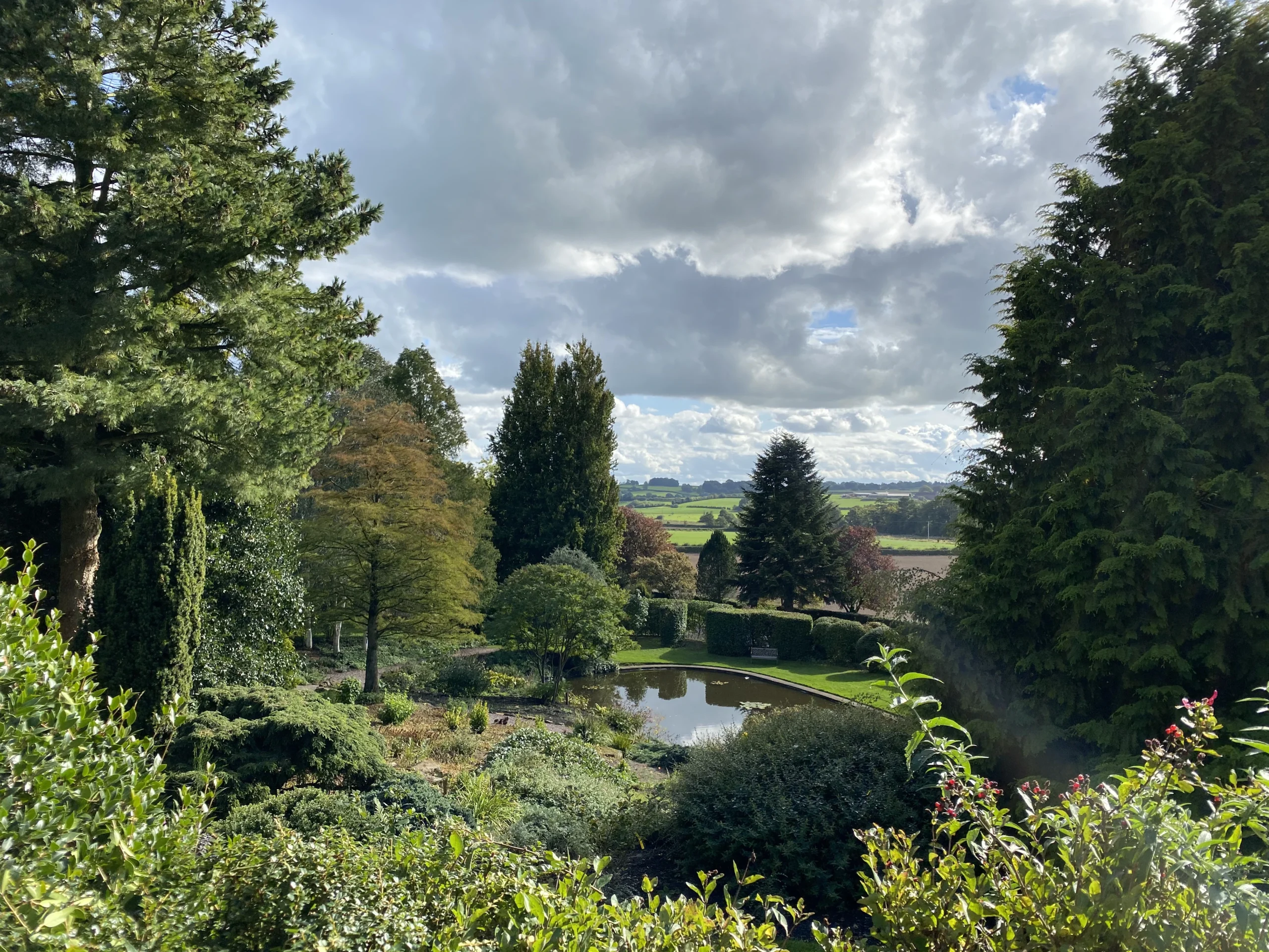 Dorothy_Clive_Garden_View_of_Pond_wikipedia
