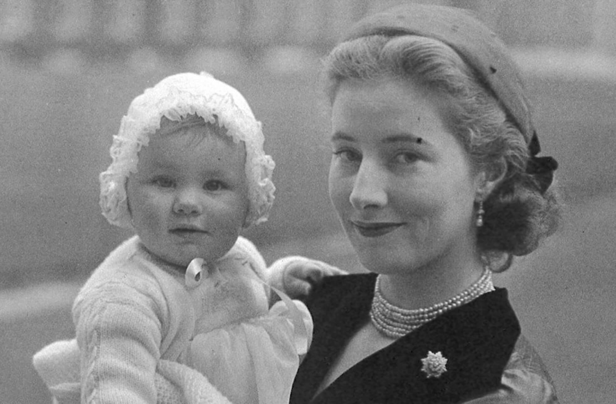 A black and white photograph of Lady Lindsay and her daughter